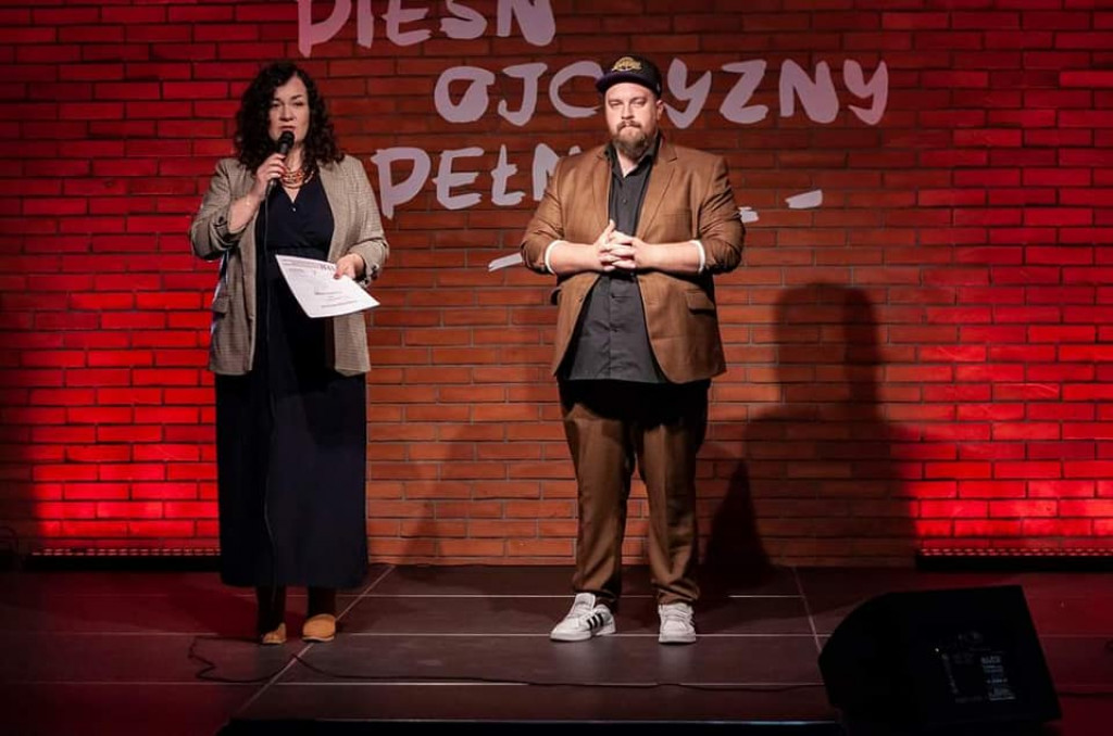 Oliwia Wierzchowska na festiwalu pieśni patriotycznej