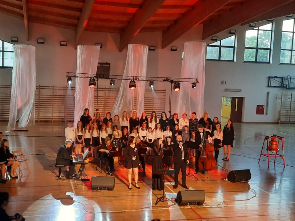 Oliwia Wierzchowska na festiwalu pieśni patriotycznej