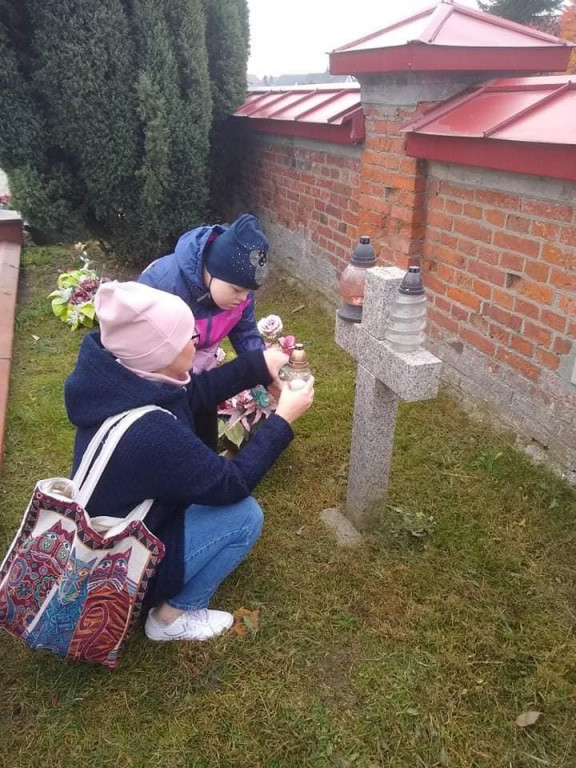 Uczniowie SOSW na cmentarzu