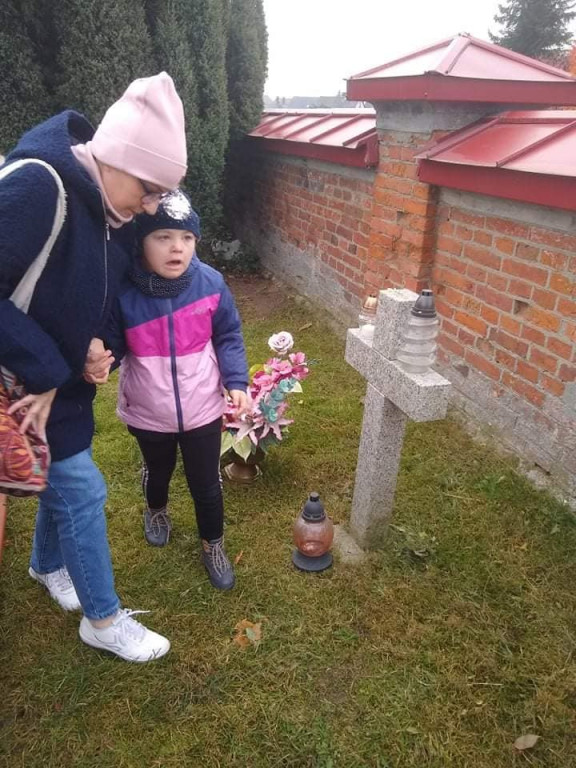 Uczniowie SOSW na cmentarzu