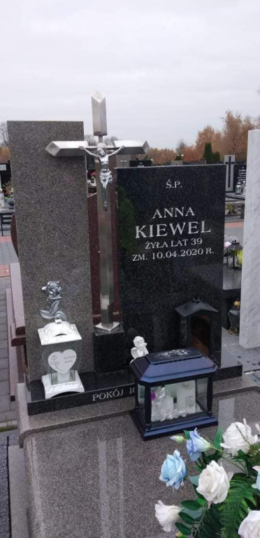 Uczniowie SOSW na cmentarzu