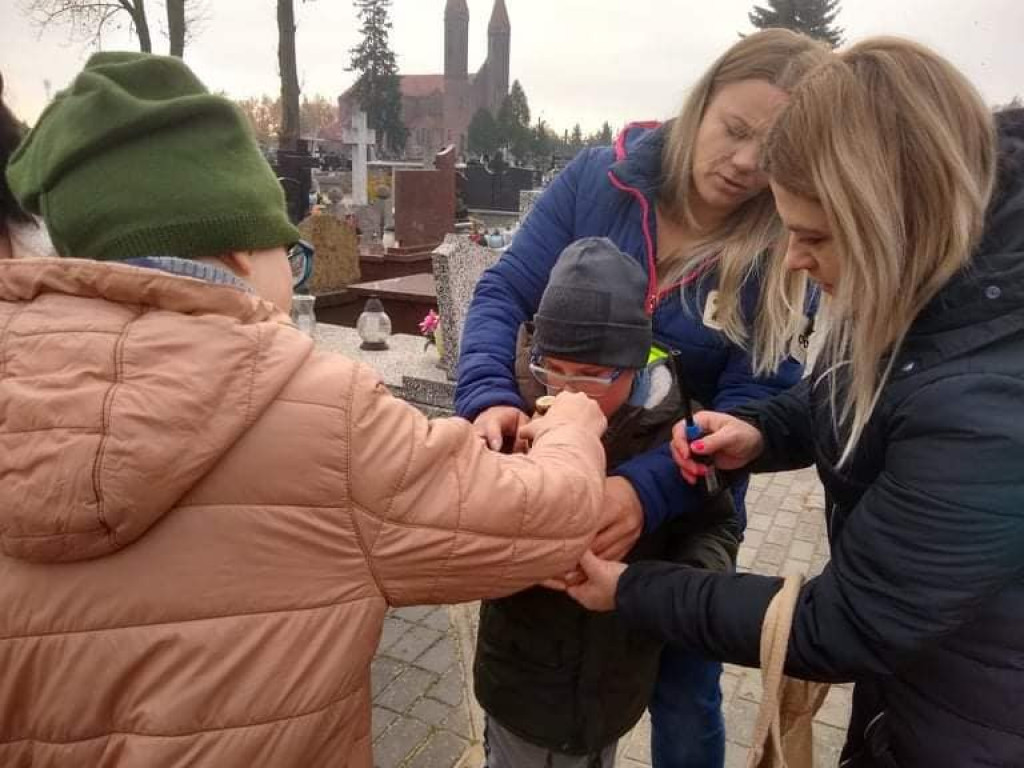 Uczniowie SOSW na cmentarzu