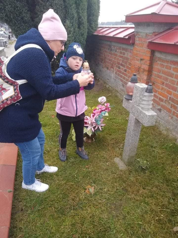 Uczniowie SOSW na cmentarzu