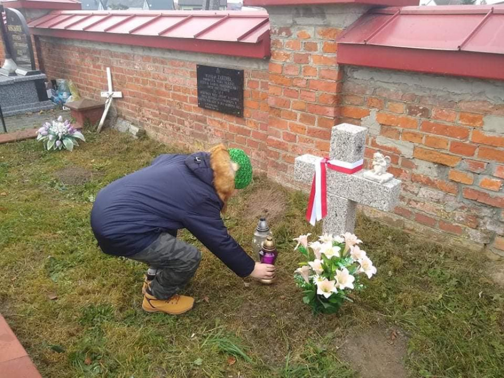 Uczniowie SOSW na cmentarzu