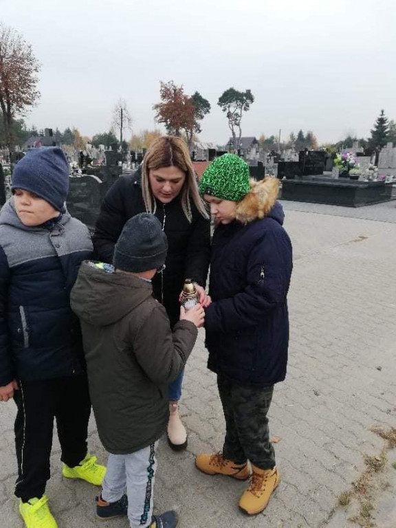 Uczniowie SOSW na cmentarzu