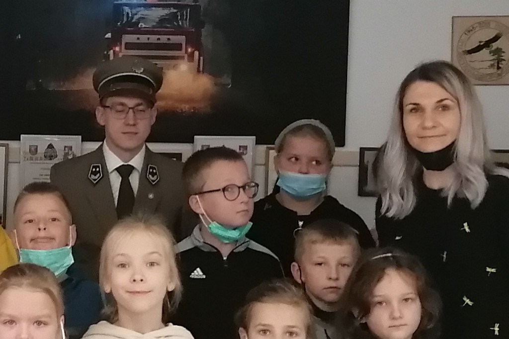 Dzieci z Komarówki w leśniczej izbie edukacyjnej