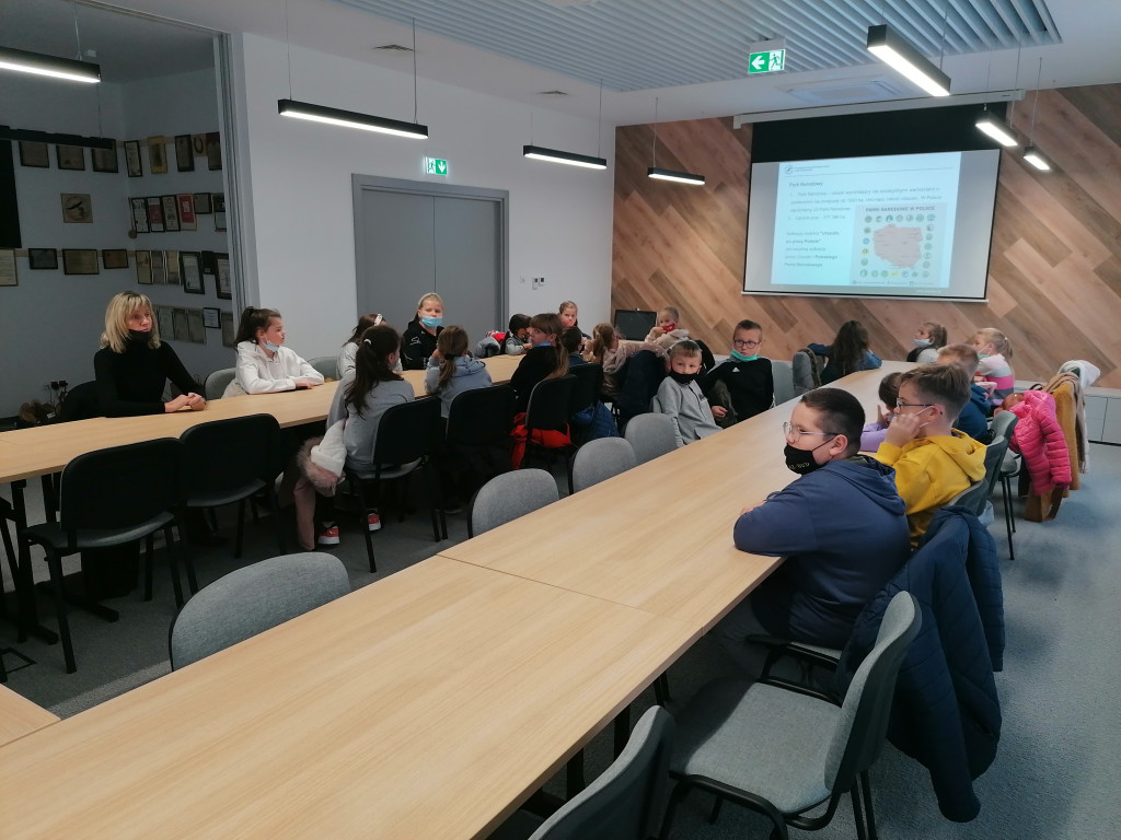 Dzieci z Komarówki w leśniczej izbie edukacyjnej