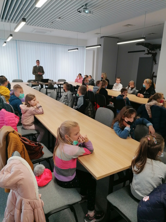 Dzieci z Komarówki w leśniczej izbie edukacyjnej