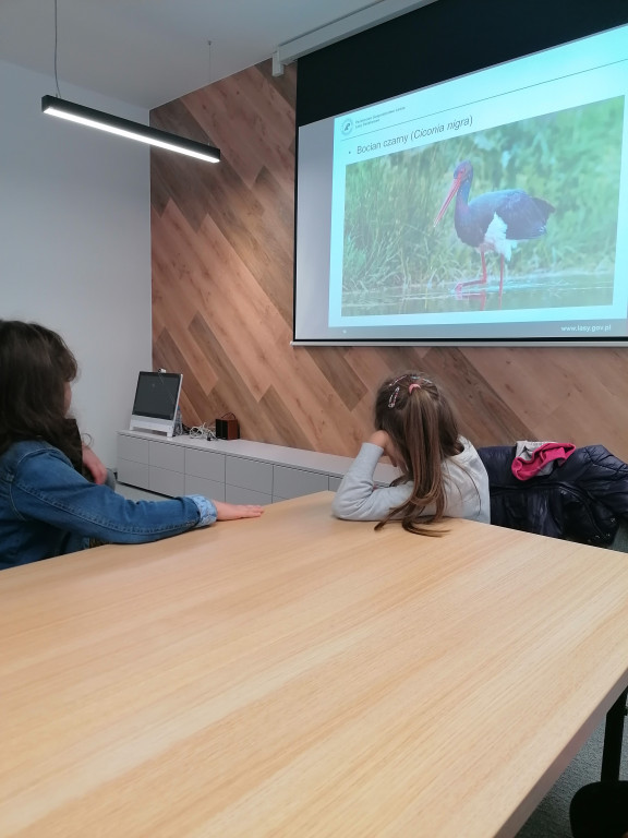 Dzieci z Komarówki w leśniczej izbie edukacyjnej