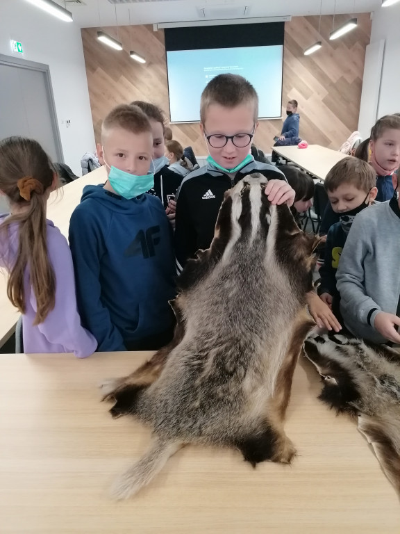 Dzieci z Komarówki w leśniczej izbie edukacyjnej