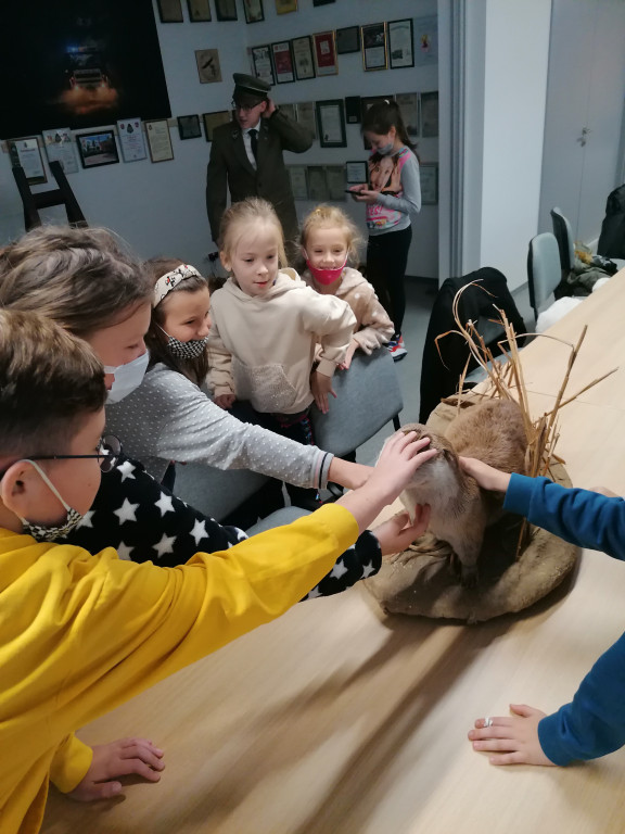 Dzieci z Komarówki w leśniczej izbie edukacyjnej