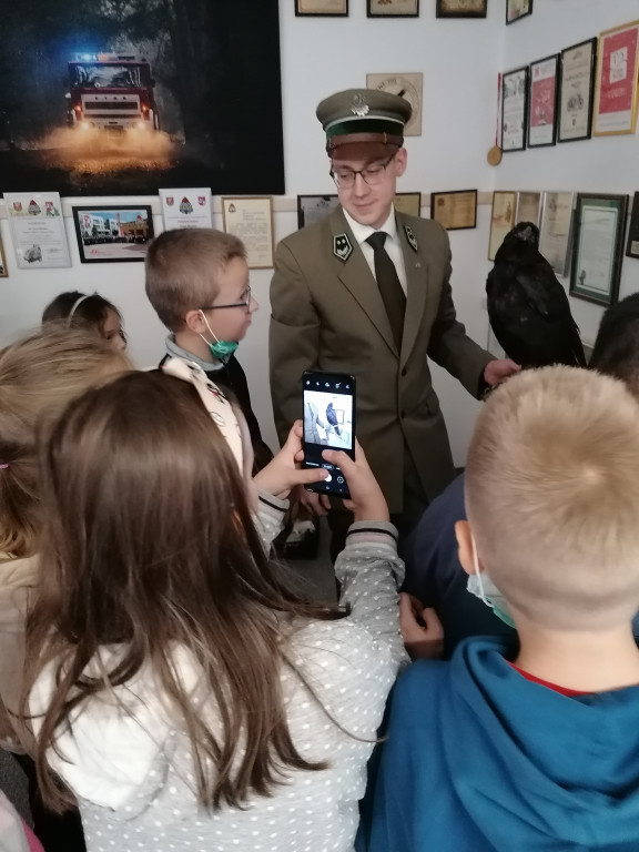 Dzieci z Komarówki w leśniczej izbie edukacyjnej