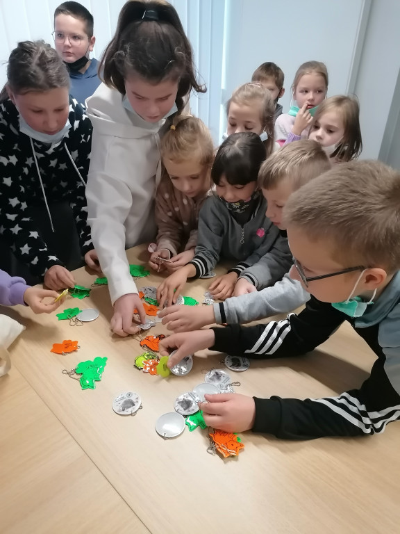 Dzieci z Komarówki w leśniczej izbie edukacyjnej