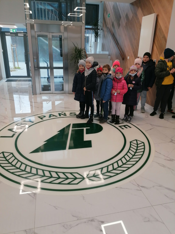 Dzieci z Komarówki w leśniczej izbie edukacyjnej