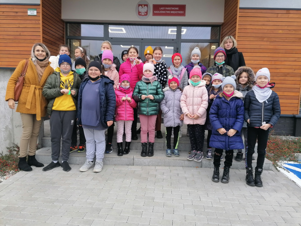 Dzieci z Komarówki w leśniczej izbie edukacyjnej