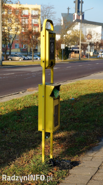 Nieopróżniony pojemnik na psie kupy
