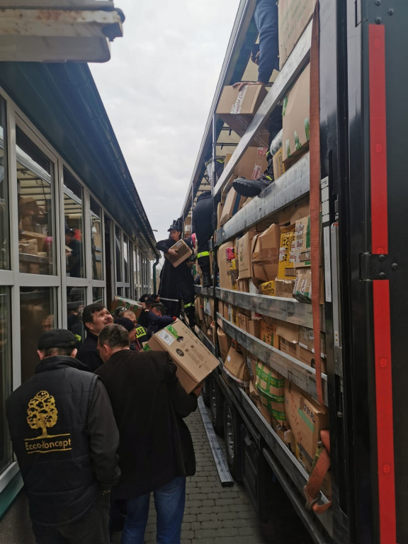 TIR z darami rozładowany w Ulanie w 40 minut!