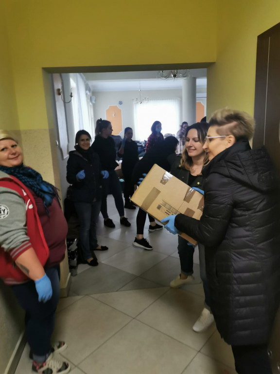TIR z darami rozładowany w Ulanie w 40 minut!