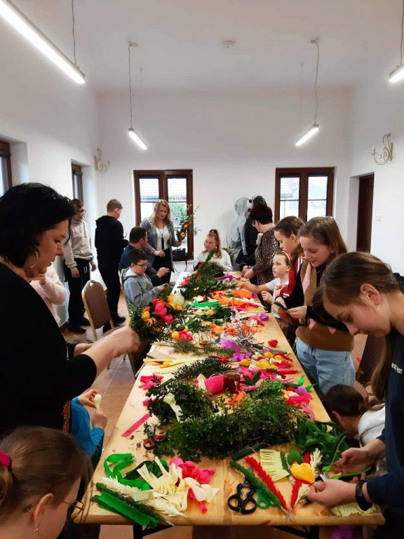 Warsztaty wicia palm wielkanocnych w Żabikowie