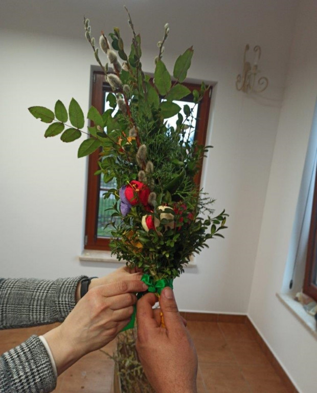 Warsztaty wicia palm wielkanocnych w Żabikowie