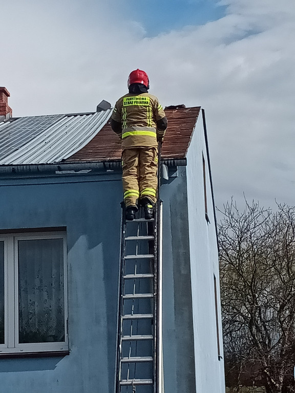 Zrywanie dachów przez wiatr na terenie powiatu