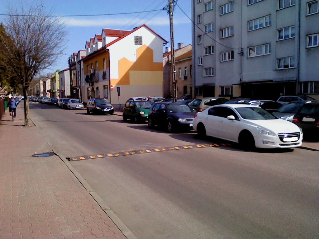 Nowy próg zwalniający na ul. Dąbrowskiego