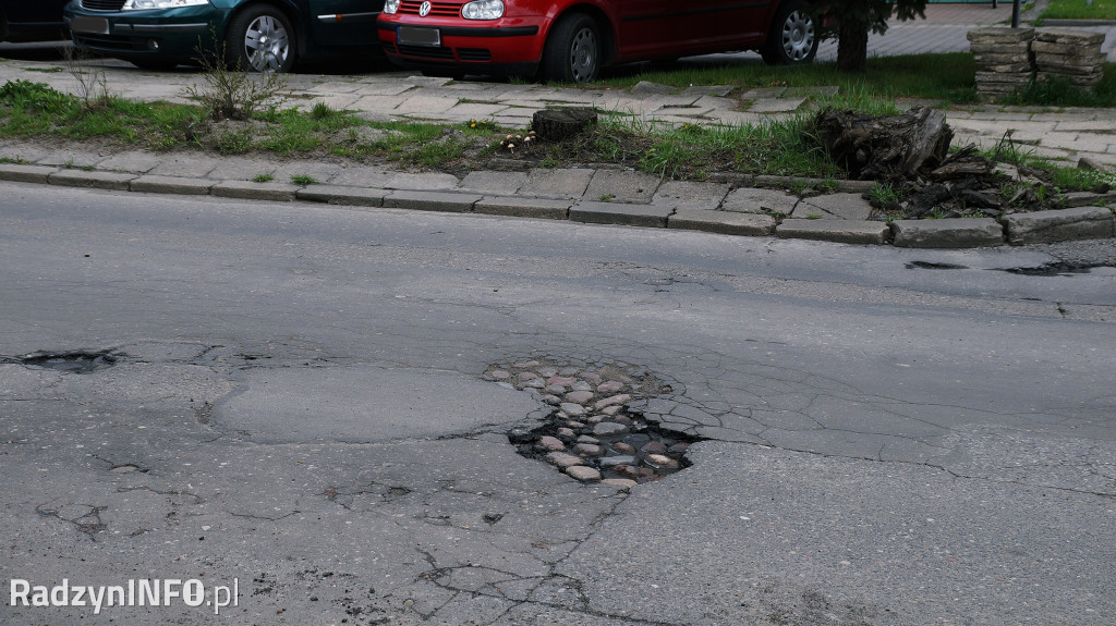 Zły stan nawierzchni ulicy Armii Krajowej