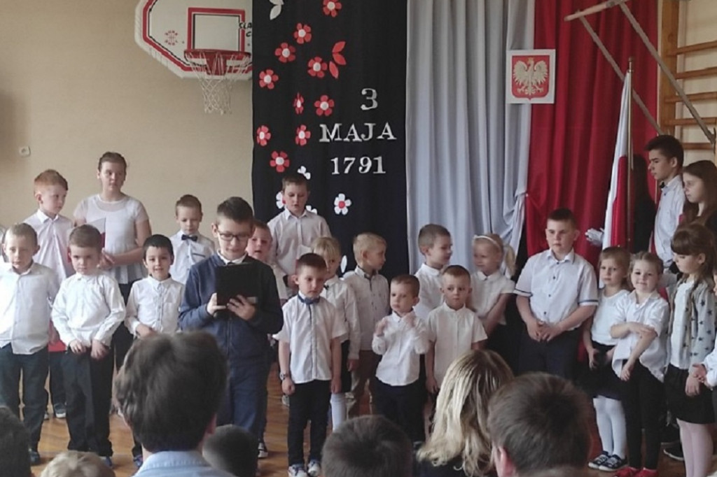 Akademia z okazji 3 maja w szkole w Sobolach