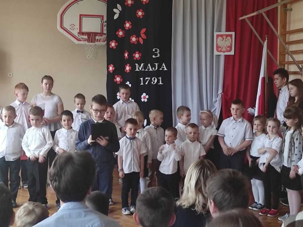 Akademia z okazji 3 maja w szkole w Sobolach
