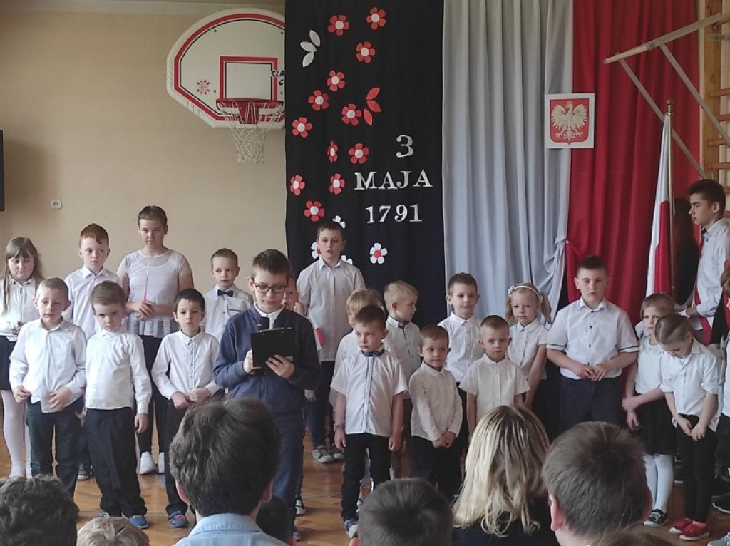 Akademia z okazji 3 maja w szkole w Sobolach