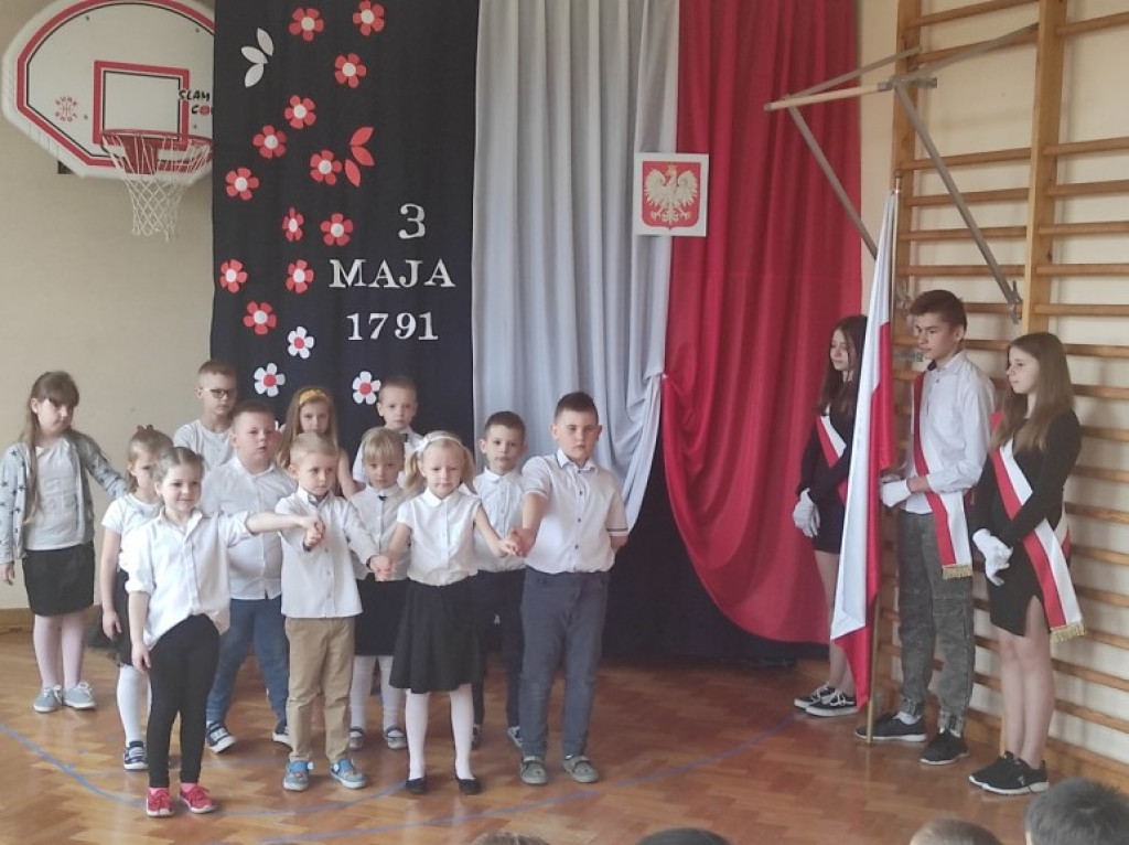 Akademia z okazji 3 maja w szkole w Sobolach