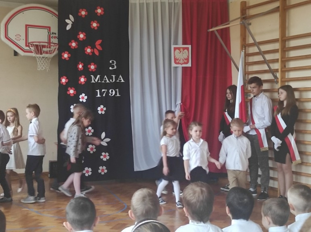 Akademia z okazji 3 maja w szkole w Sobolach
