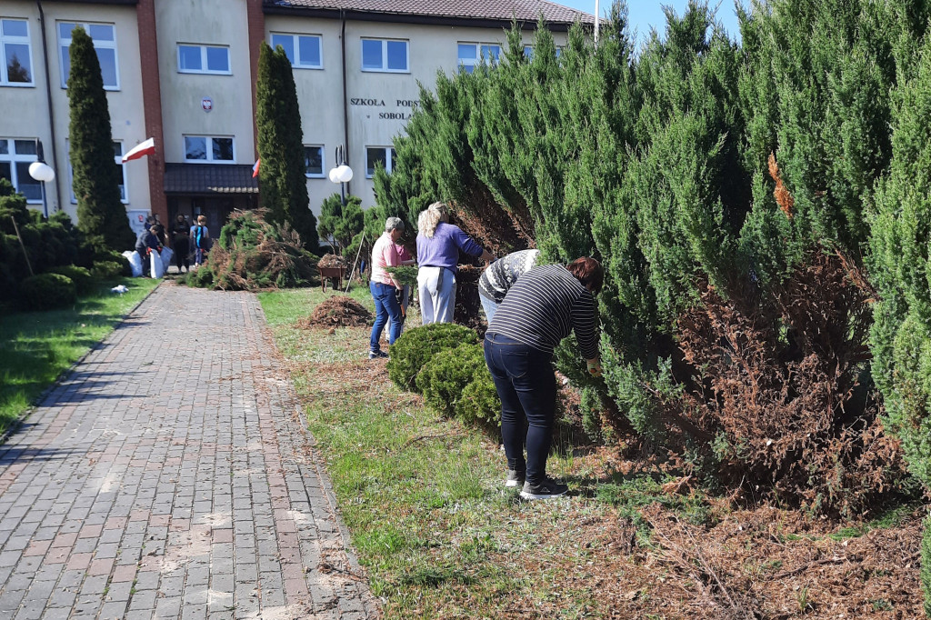 Akcja porządkowania placu SP w Sobolach