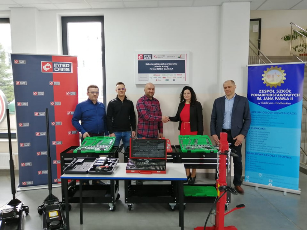 Przekazanie sprzętu ZSP przez firmę Inter Cars