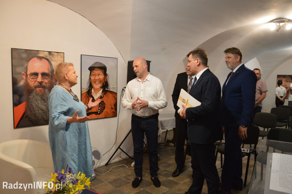Wręczenie tytułu E. Dzikowskiej i wystawa zdjęć