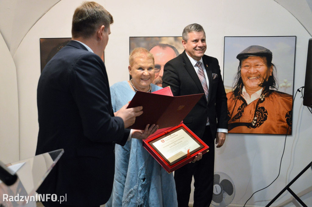 Wręczenie tytułu E. Dzikowskiej i wystawa zdjęć