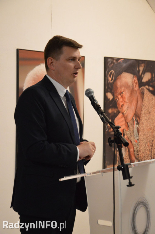 Wręczenie tytułu E. Dzikowskiej i wystawa zdjęć