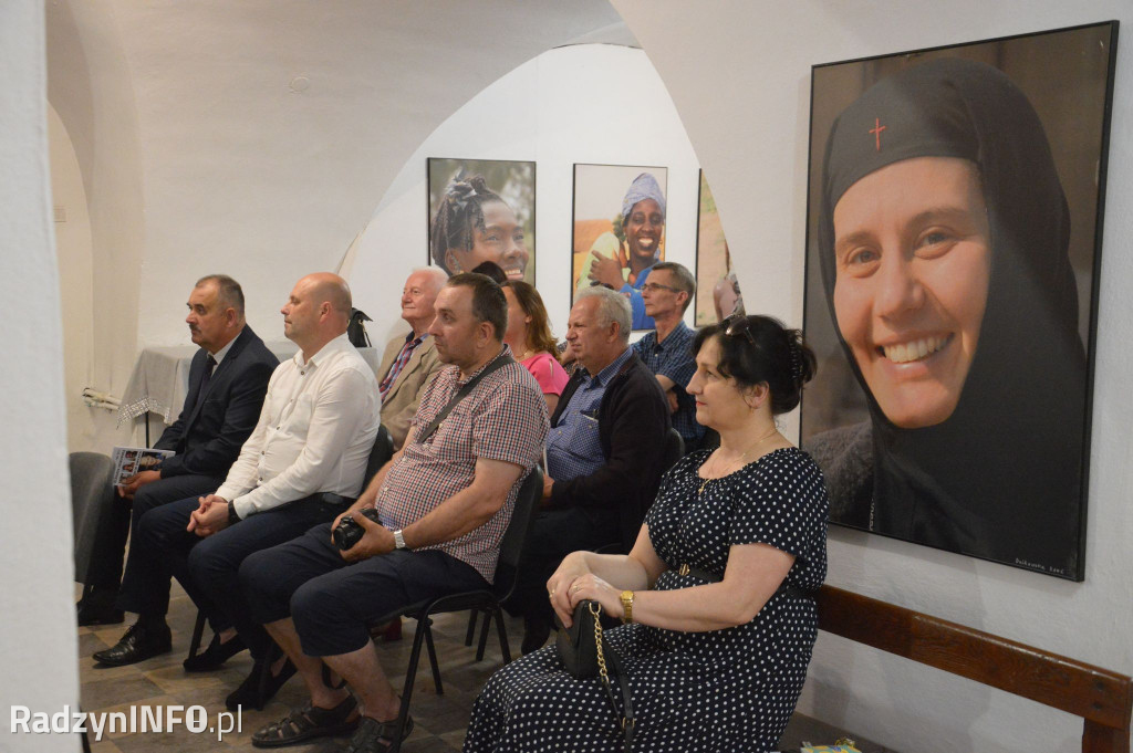 Wręczenie tytułu E. Dzikowskiej i wystawa zdjęć