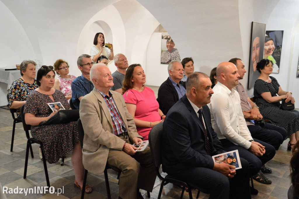 Wręczenie tytułu E. Dzikowskiej i wystawa zdjęć