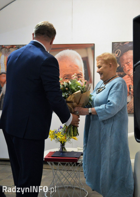 Wręczenie tytułu E. Dzikowskiej i wystawa zdjęć