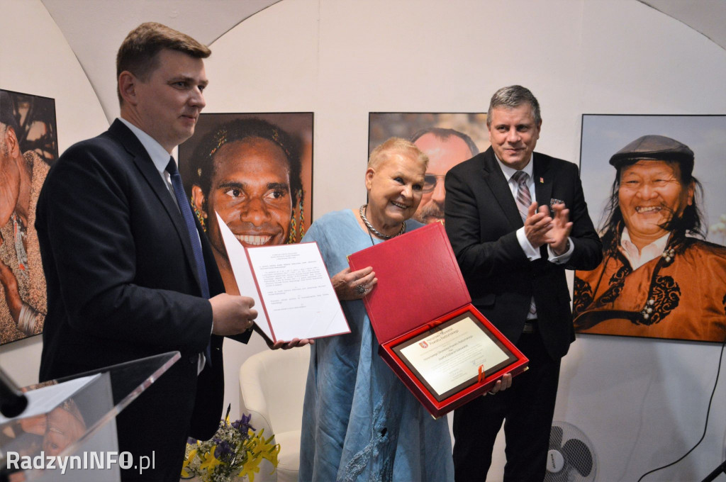 Wręczenie tytułu E. Dzikowskiej i wystawa zdjęć