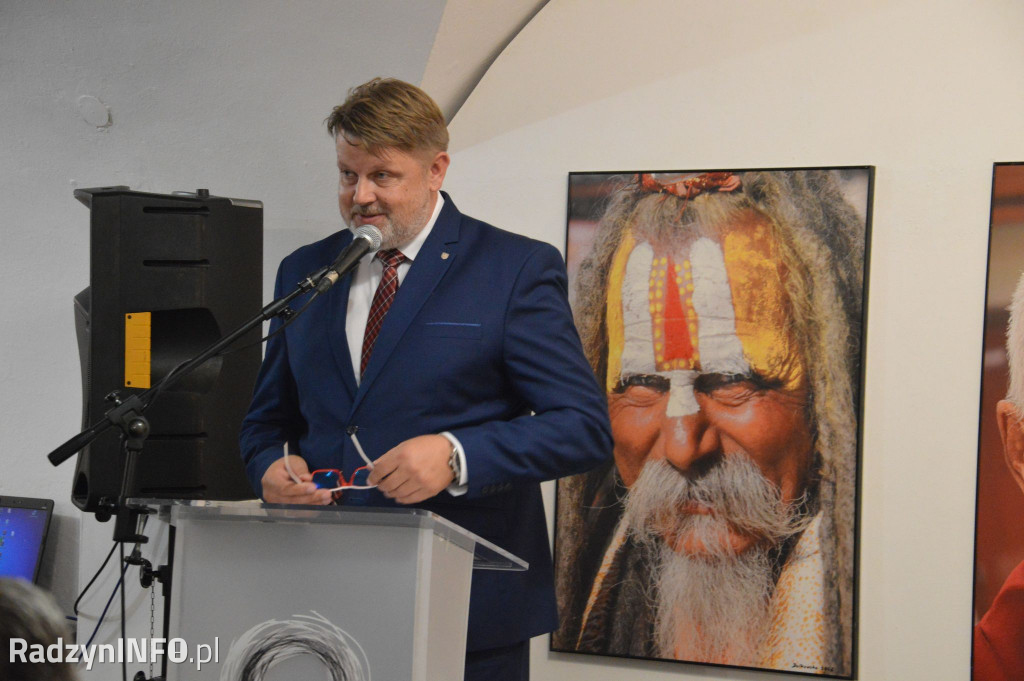 Wręczenie tytułu E. Dzikowskiej i wystawa zdjęć