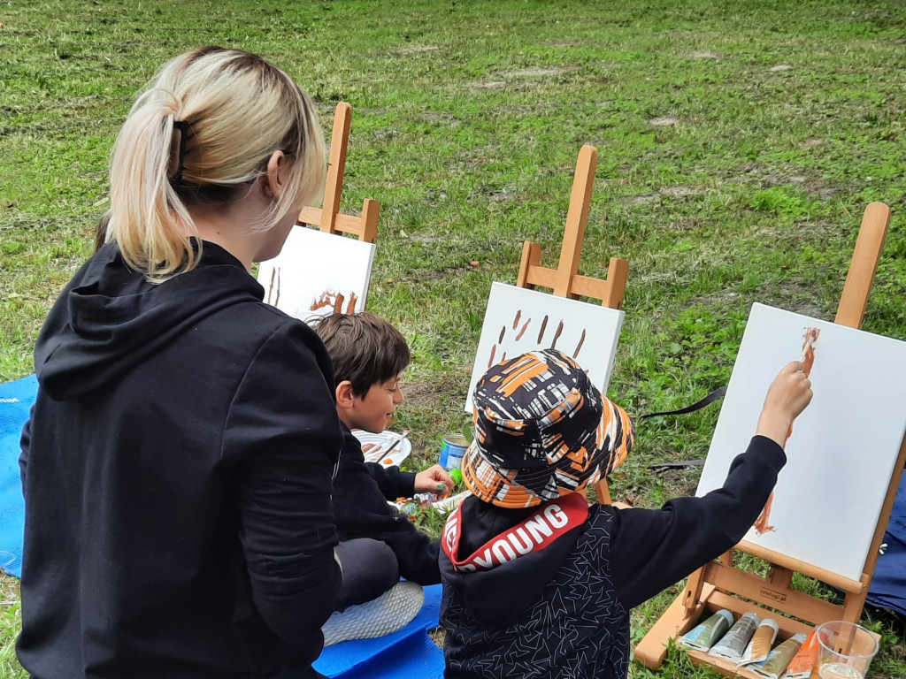Plenerowe warsztaty plastyczne w Ulanie-Majoracie