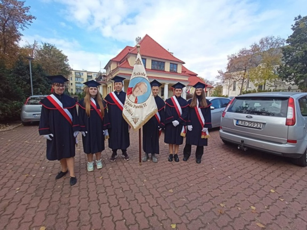 Świętowanie Dnia Papieskiego przez szkołę w Białce