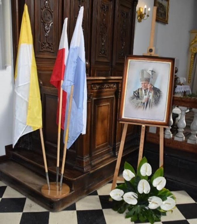 Świętowanie Dnia Papieskiego przez szkołę w Białce