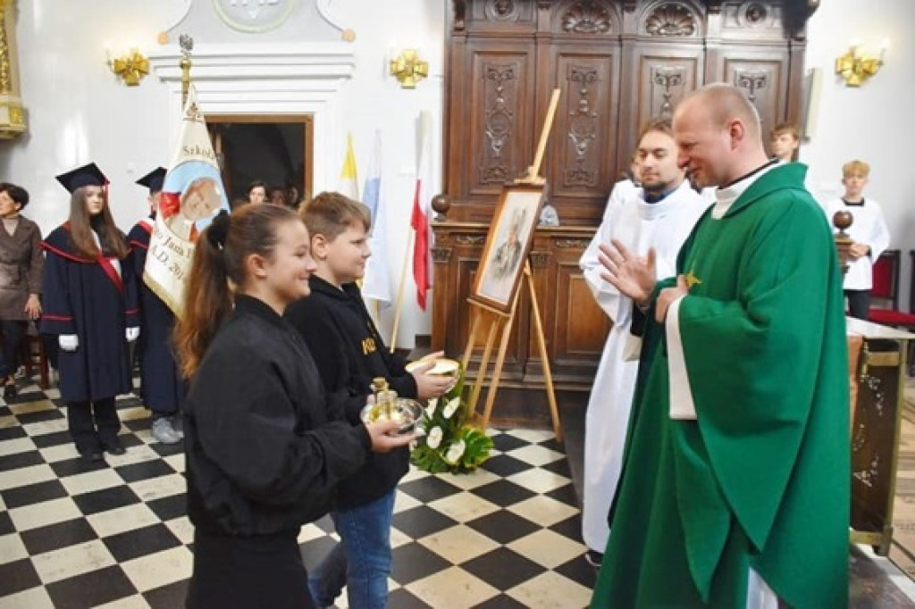 Świętowanie Dnia Papieskiego przez szkołę w Białce
