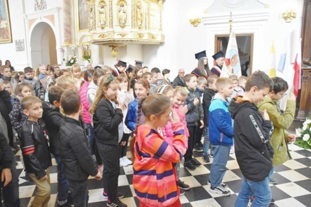 Świętowanie Dnia Papieskiego przez szkołę w Białce