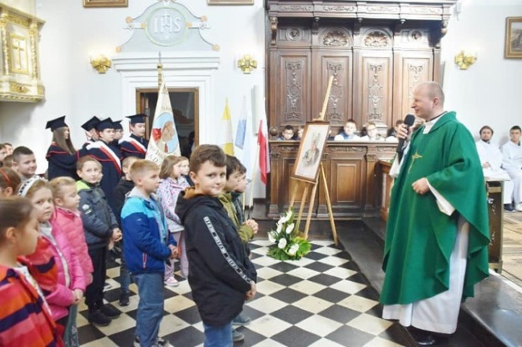 Świętowanie Dnia Papieskiego przez szkołę w Białce