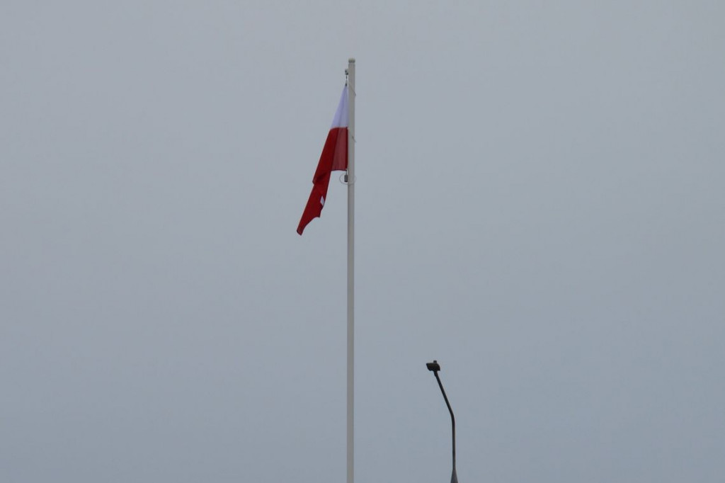 Wciągnięcie flagi na maszt na rondzie WiN