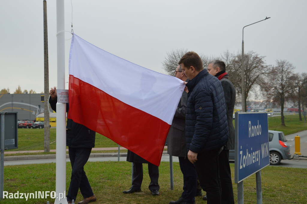 Wciągnięcie flagi na maszt na rondzie WiN